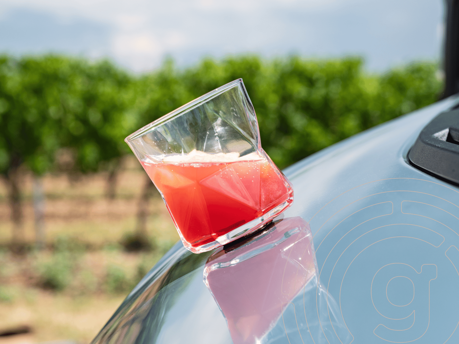 Glas sicher mit Magup Pad auf der Motorhaube befestigt – rutschfestes Nano-Pad für Auto, Outdoor und unterwegs