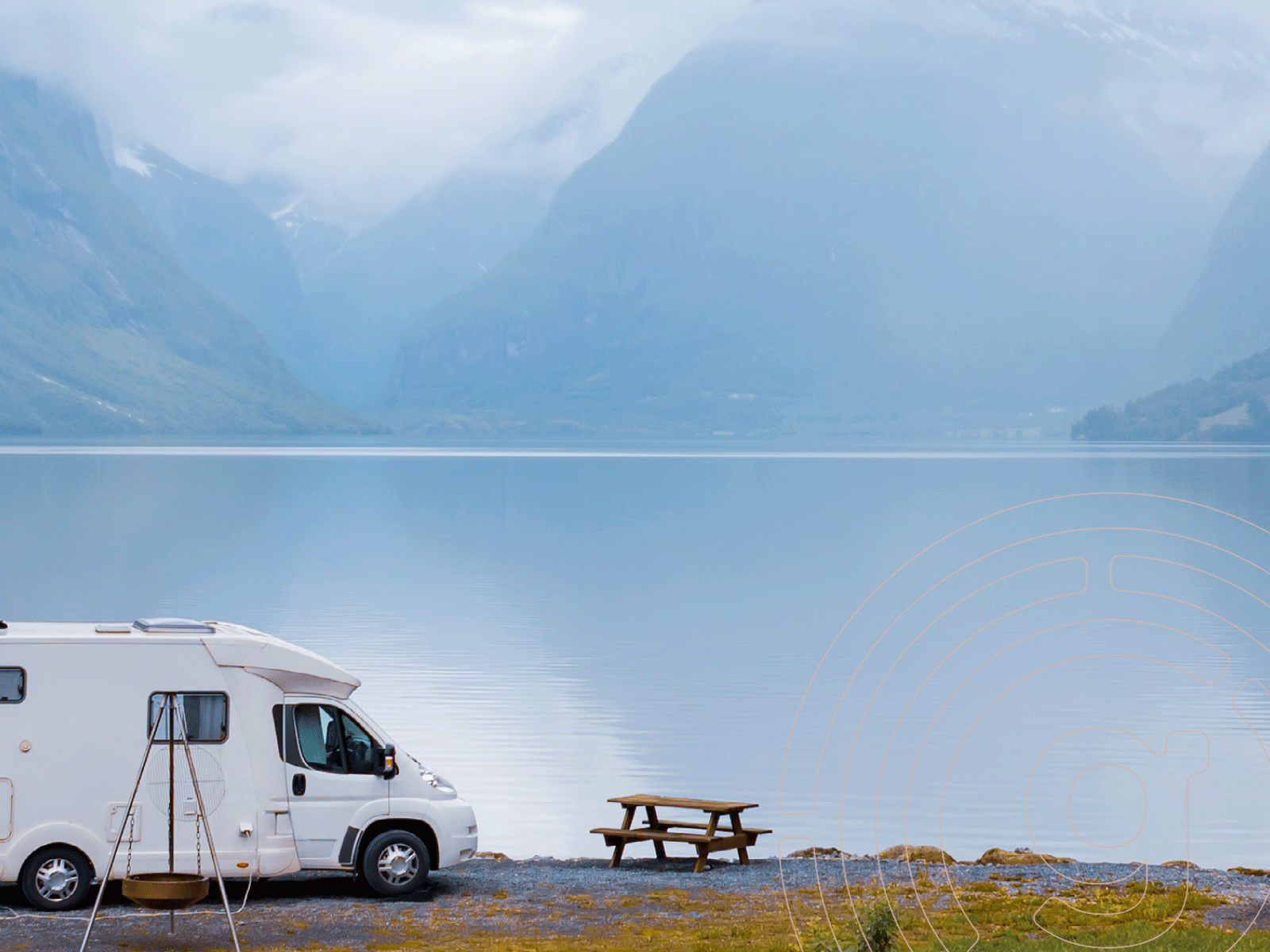 Van am See mit Bergen im Hintergrund – idyllisches Camperfeeling und Vanlife Abenteuer in der Natur