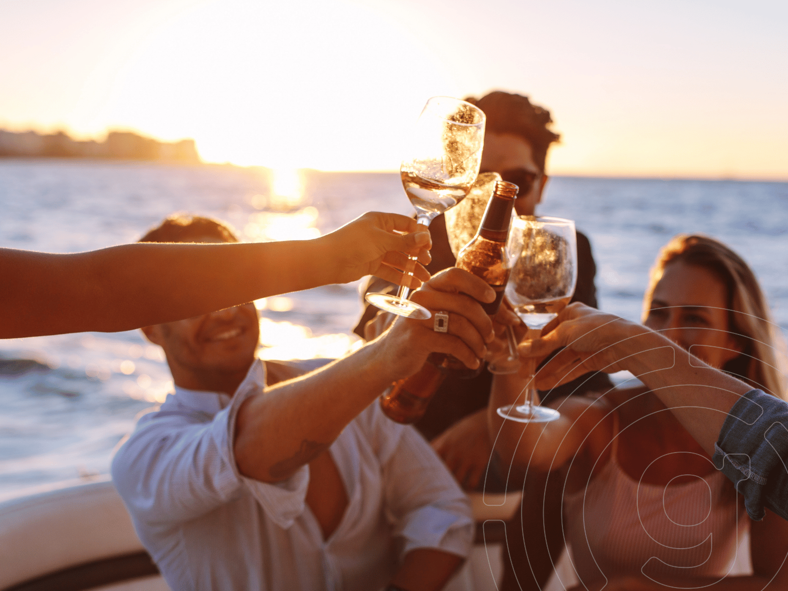 Freunde auf dem Boot stoßen am Abend miteinander an – geselliges Sommerfeeling, Bootsfreizeit und Genuss auf dem Wasser.
